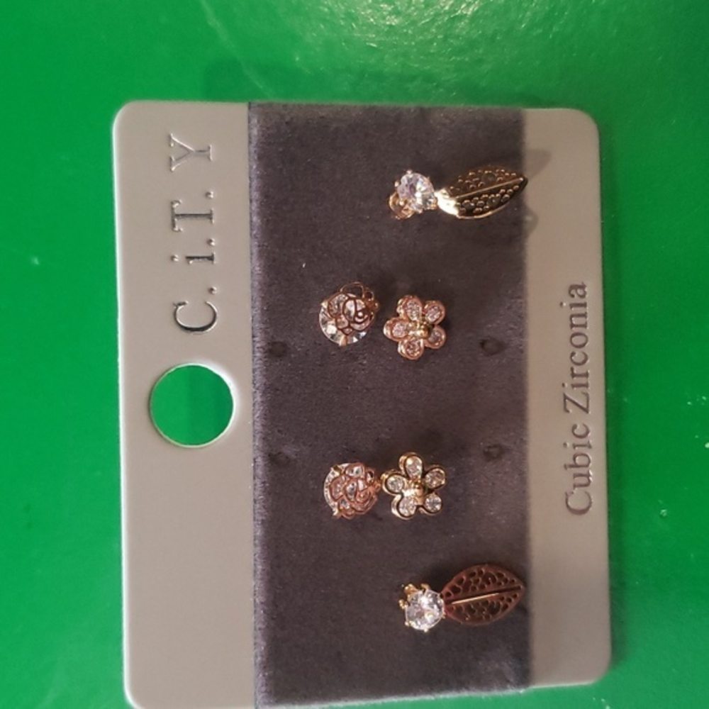 Small earrings‎